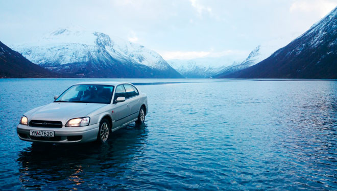 Cómo salir de un coche en el agua