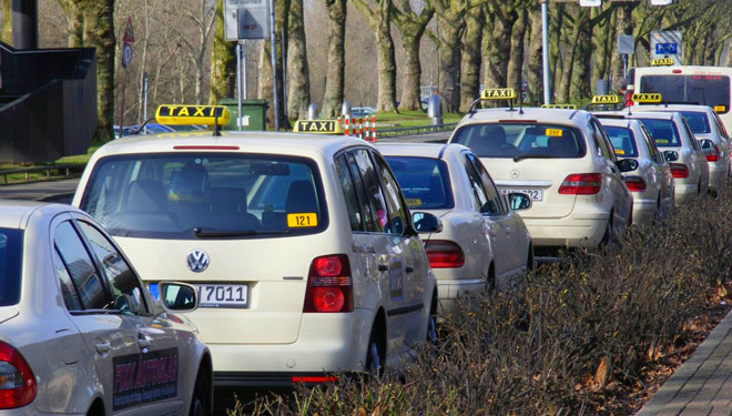 Los taxis y vehículos de Uber se identificarán con una matrícula azul