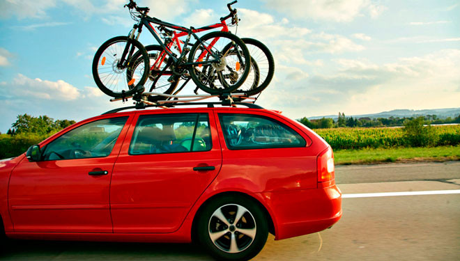 ¿Cómo debemos transportar las bicicletas en el coche?