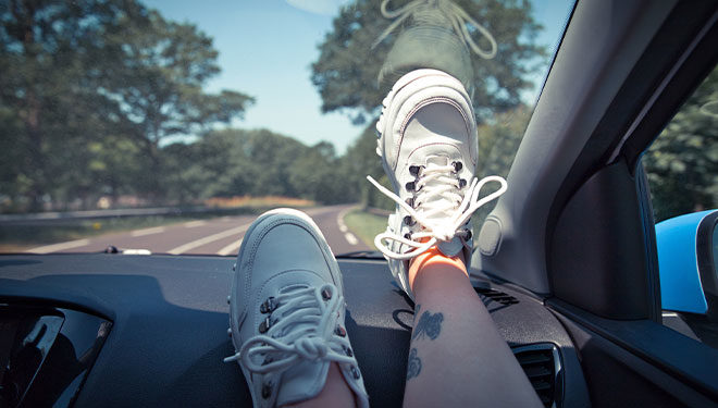 ¡Peligro! No pongas tus pies en el salpicadero