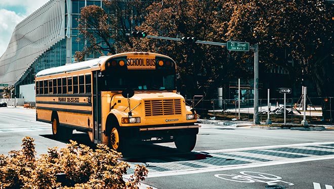 Autobuses escolares estadounidenses, ¿por qué son grandes y amarillos?