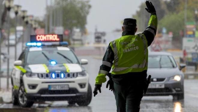 ¿Qué debes hacer ante las diferentes señales de los agentes de tráfico?