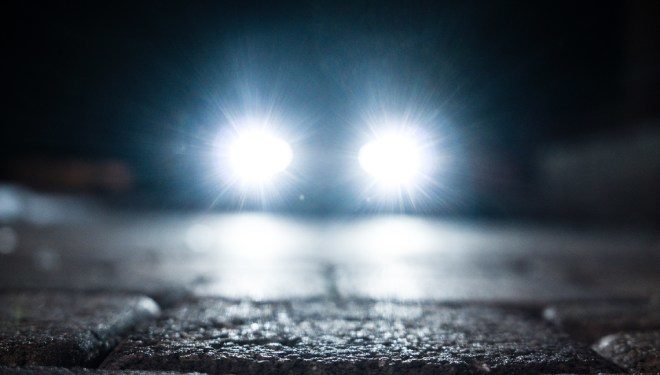 ¿Sabes cuándo deberías tener encendidas las luces de tu coche?