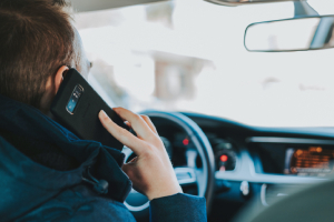 Es legal utilizar el soporte para el móvil en el coche con la nueva ley de  tráfico?