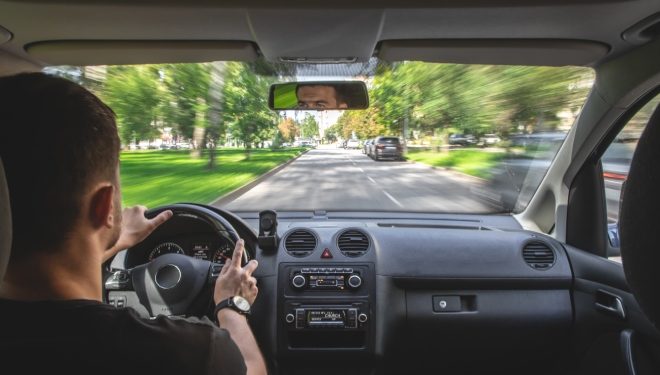 ¿Se puede circular a más 120 km/h en una autopista o autovía?