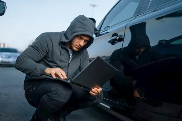 Hombre cometiendo un fraude en coche de segunda mano